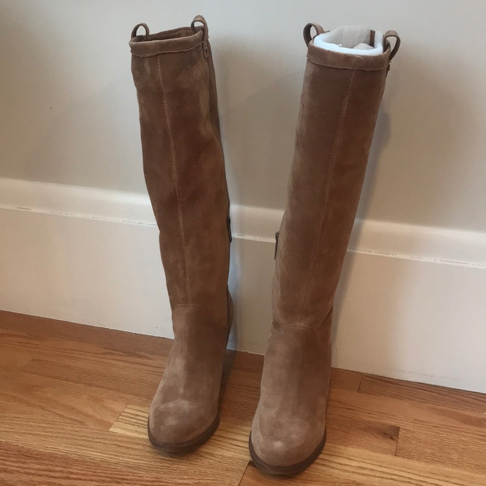 New never worn UGG Ava boot, size 7 chestnut